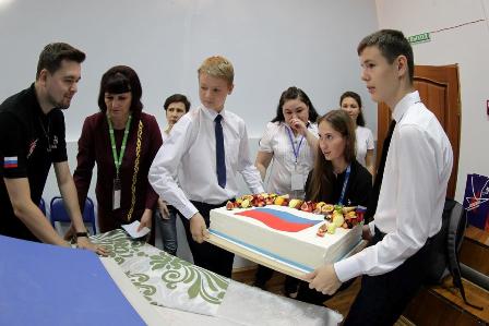 22 августа в день Государственного флага России члены национальной сборной, представляющие страну на чемпионате мира WorldSkills Kazan 2019, подарили казанским школьникам 15-килограммовый торт в виде флага России.