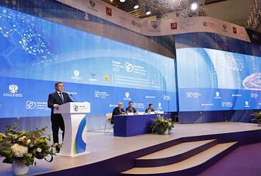 Владимир Якушев во время выступления на Российской энергетической неделе 4 октября